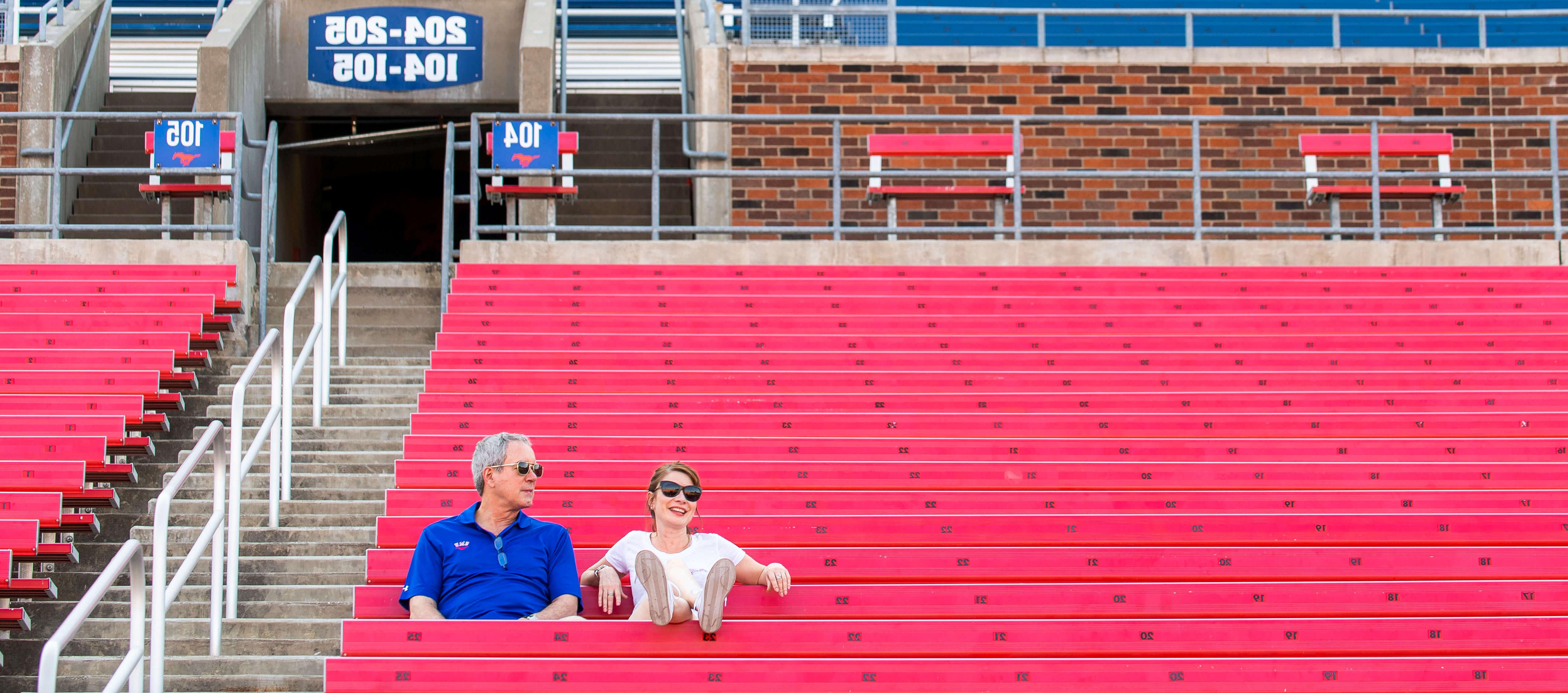 两个人坐在福特体育场