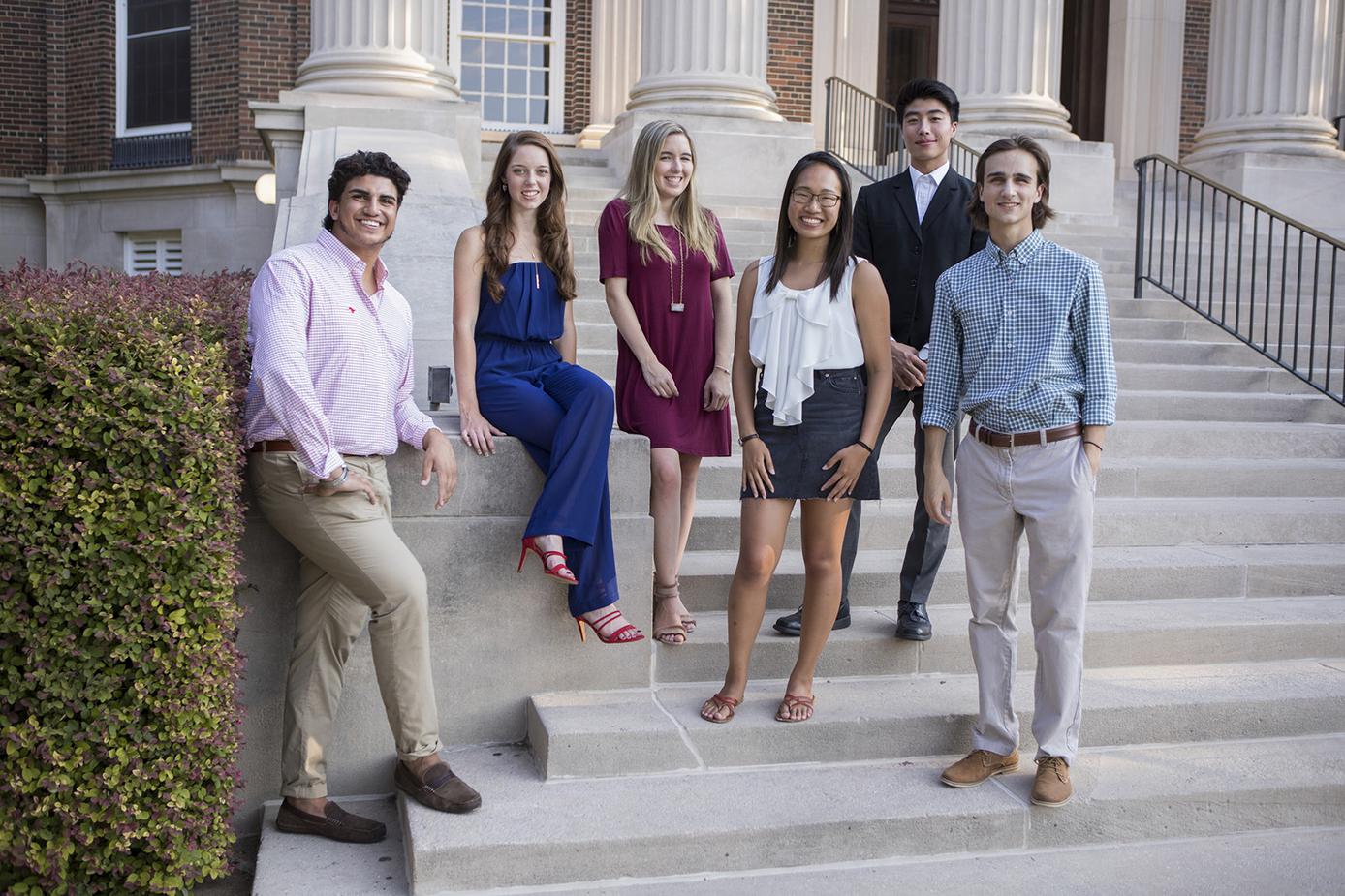 一群戴德曼学院的学生在达拉斯大厅台阶上.